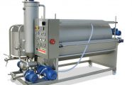 Filters with outside filtrate extraction pumps