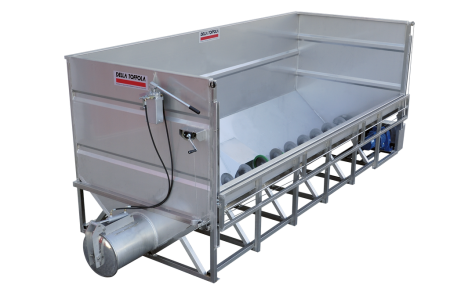 Tanks with screw conveyors